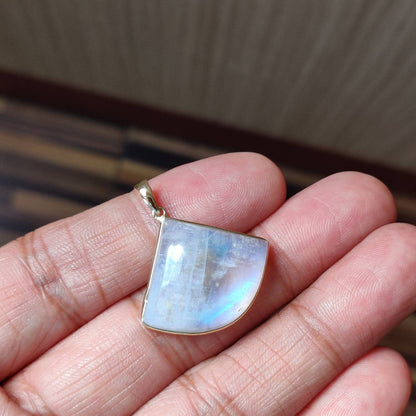 Natural Rainbow Moonstone Pendant, Rainbow Moonstone 14k solid Gold Pendant, Rainbow Moonstone Jewelry, June Birthstone, Bezel Pendant