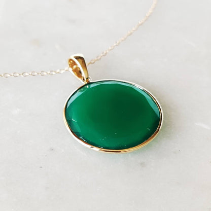 Colgante de ónix verde de oro de 14 quilates, colgante con bisel de ónix verde natural, colgante de ónix de oro amarillo macizo de 14 quilates, colgante plano redondo, piedra natal de mayo