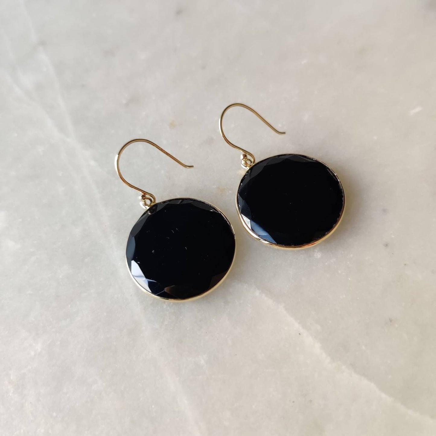 Pendientes de ónix negro en oro de 14 quilates, pendientes con bisel de ónix negro natural, pendientes de oro amarillo macizo de 14 quilates, piedra natal de diciembre, pendientes de ónix