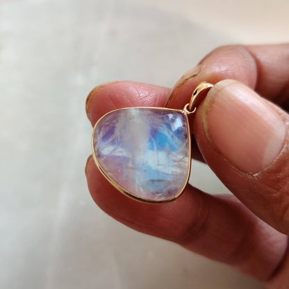 Natural Rainbow Moonstone Necklace, 14K Solid Gold Moonstone Pendant, Yellow Gold Necklace Pendant, Blue Moonstone Jewelry, June Birthstone