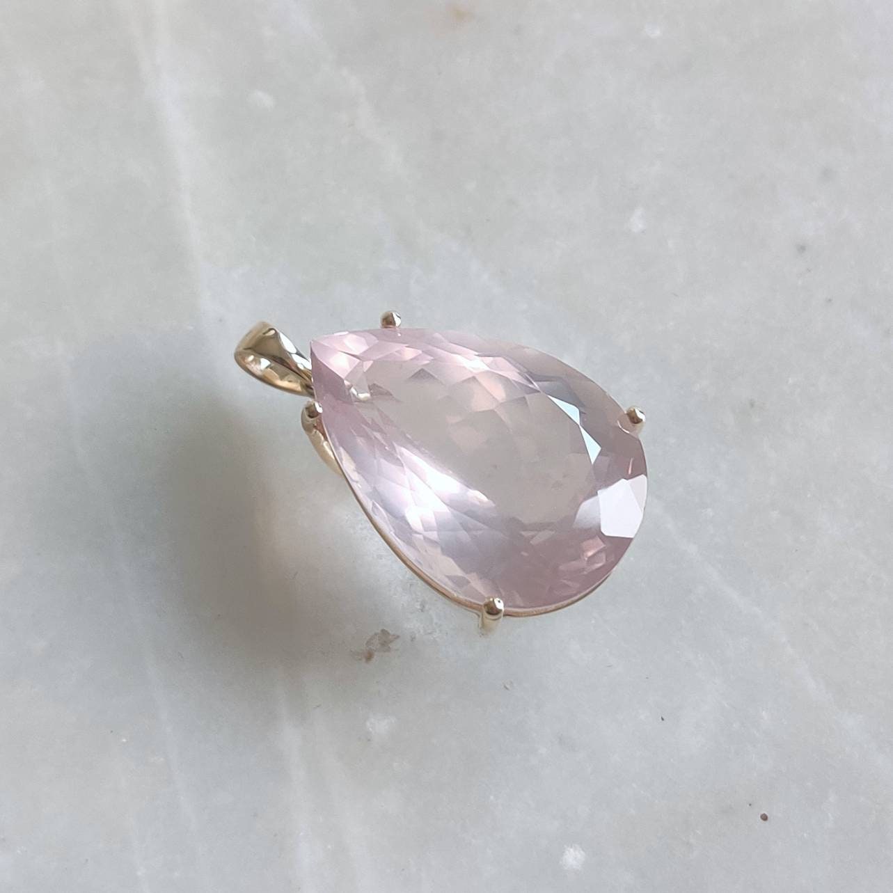 Colgante de cuarzo rosa natural, colgante de cuarzo rosa de oro macizo de 14 quilates, colgante de oro macizo, piedra natal de enero, regalo de Navidad, joyería de cuarzo