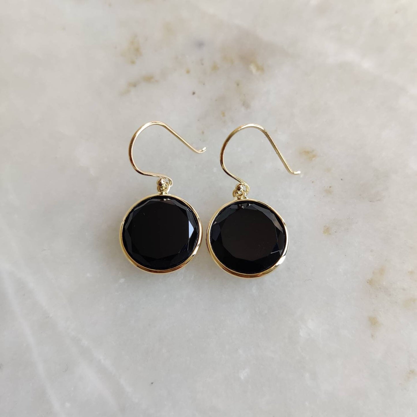 Pendientes de ónix negro en oro de 14 quilates, pendientes de ónix negro natural, pendientes de oro amarillo macizo de 14 quilates, piedra natal de diciembre, regalo de Navidad, pendientes con bisel