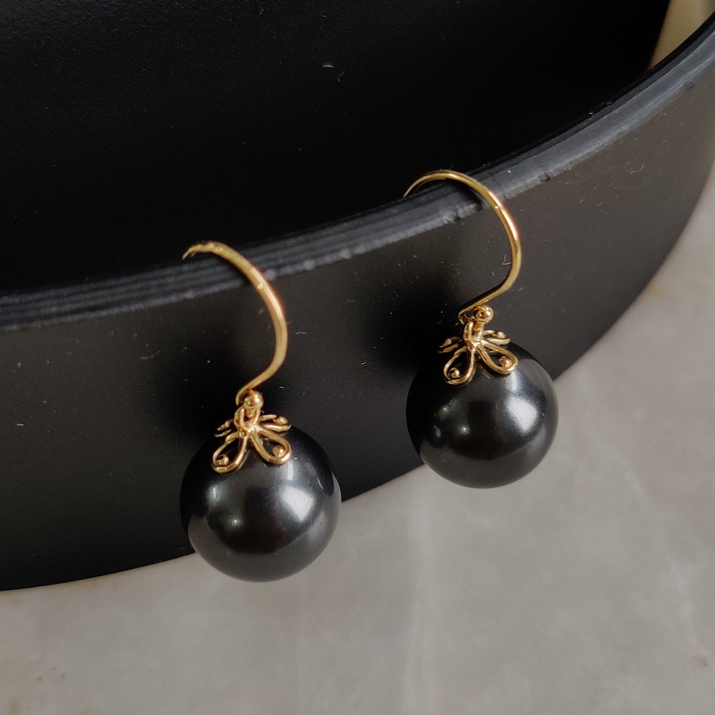 Pendientes de perla negra de oro de 14 quilates, pendientes colgantes de perla negra, pendientes de oro amarillo macizo de 14 quilates, piedra natal de junio, pendientes colgantes, joyas de perlas