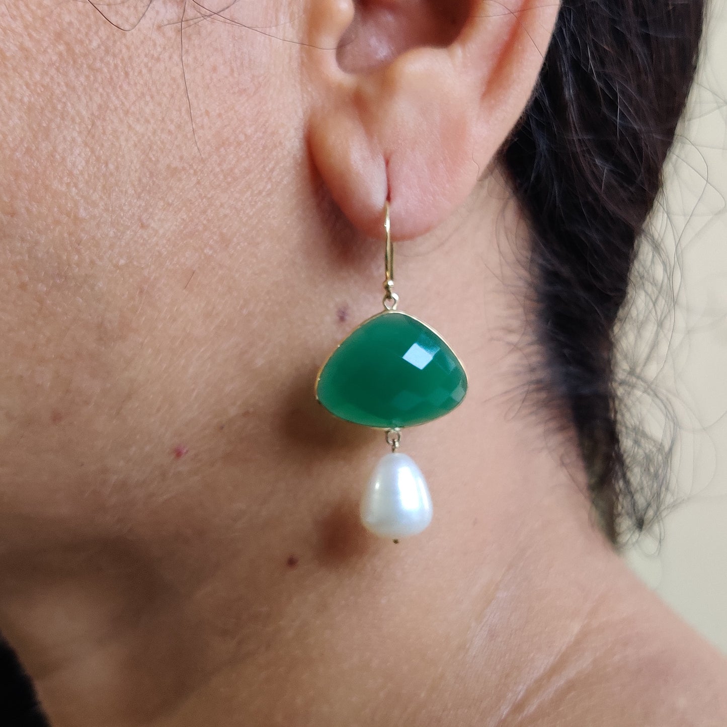 Pendientes de oro de 14 quilates con ónix verde y perla, pendientes colgantes de ónix natural y perla, pendientes de oro amarillo macizo de 14 quilates, piedra natal de mayo, regalo de Navidad