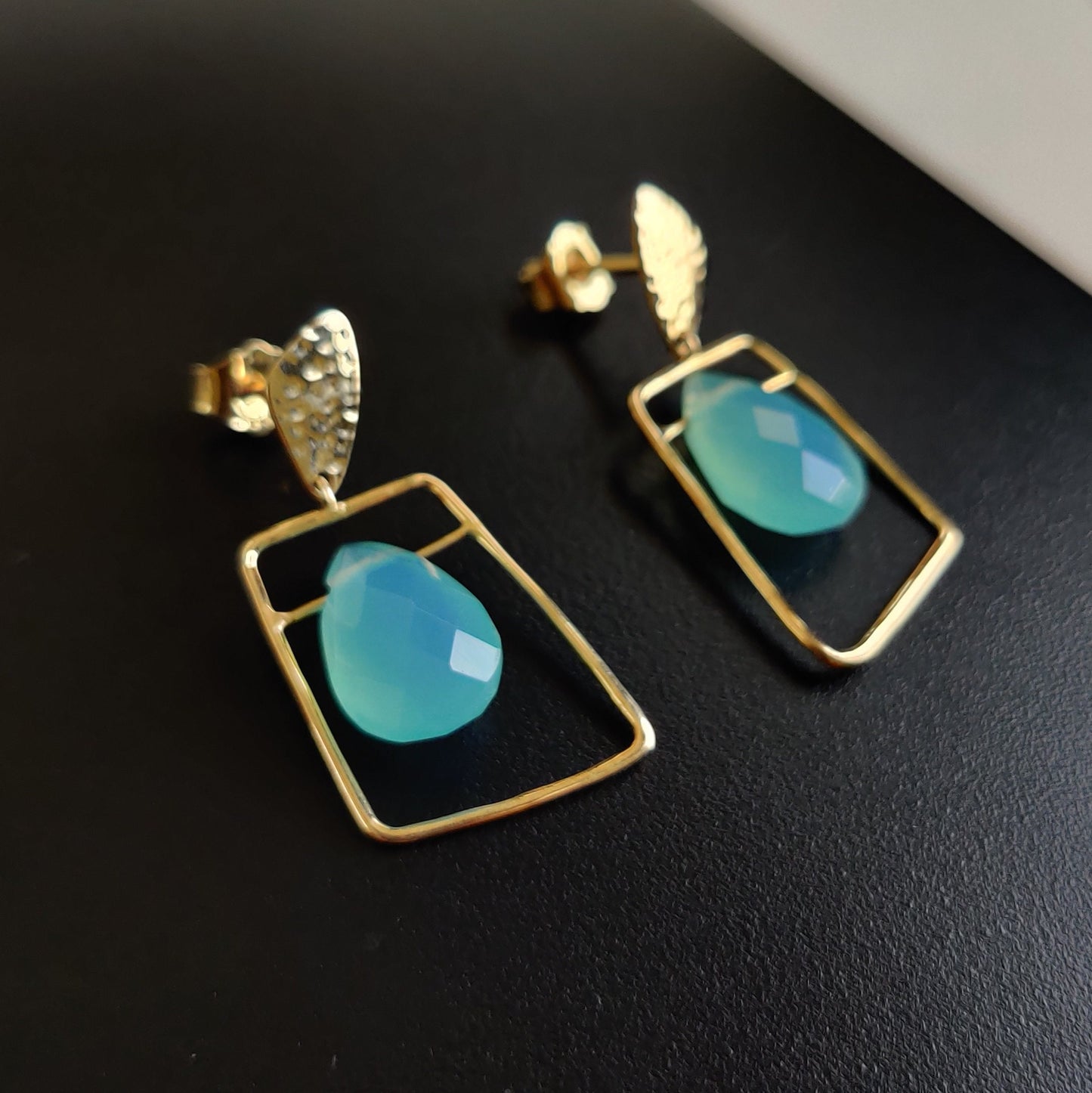 Pendientes de calcedonia azul en oro de 14 quilates, pendientes de calcedonia azul natural, pendientes de oro amarillo macizo de 14 quilates, piedra natal de marzo, regalo de Navidad