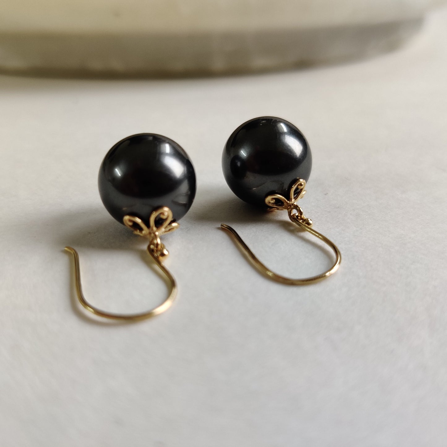 Pendientes de perla negra de oro de 14 quilates, pendientes colgantes de perla negra, pendientes de oro amarillo macizo de 14 quilates, piedra natal de junio, pendientes colgantes, joyas de perlas