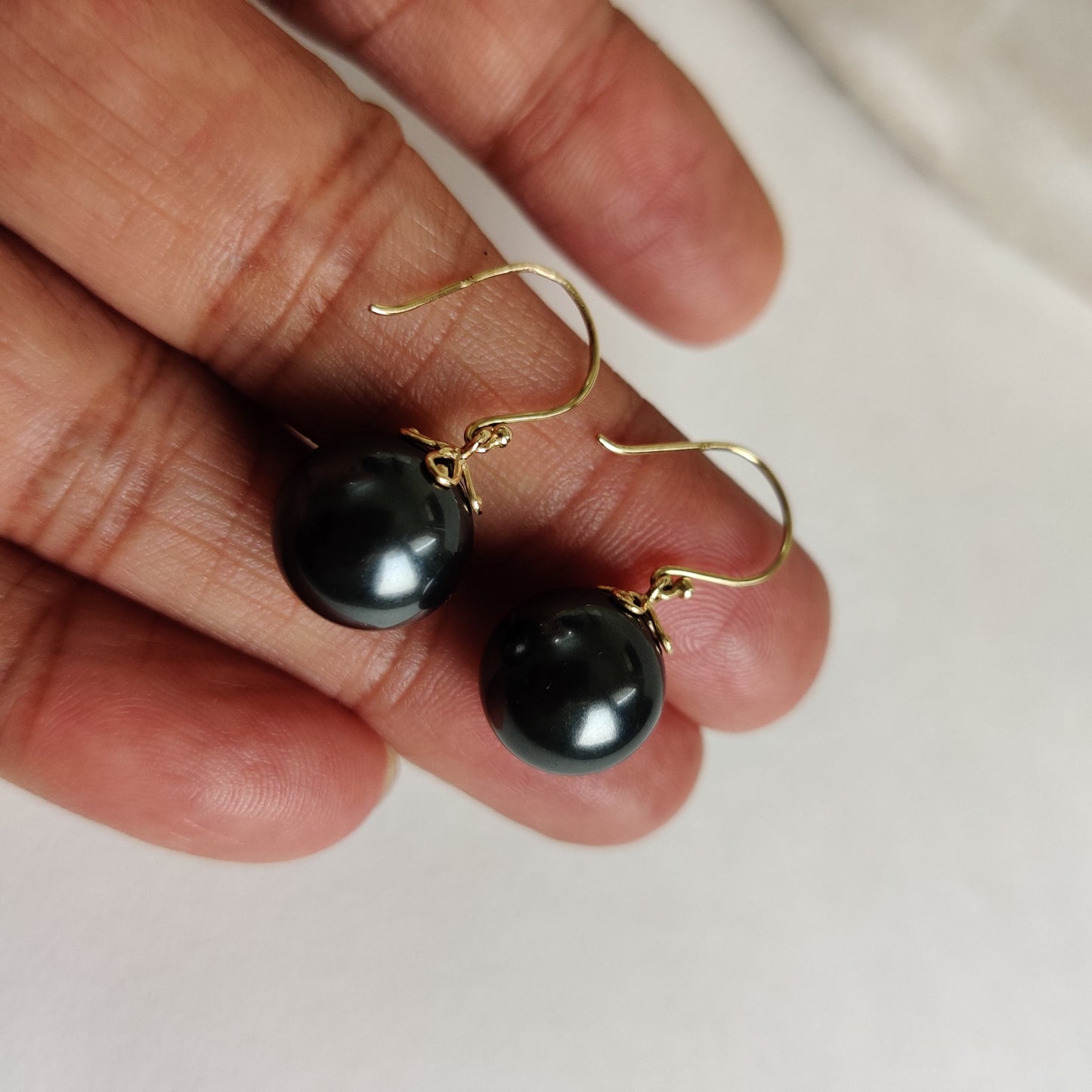 Pendientes de perla negra de oro de 14 quilates, pendientes colgantes de perla negra, pendientes de oro amarillo macizo de 14 quilates, piedra natal de junio, pendientes colgantes, joyas de perlas