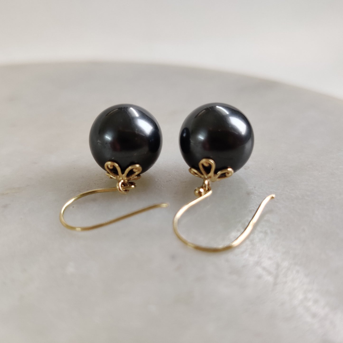 Pendientes de perla negra de oro de 14 quilates, pendientes colgantes de perla negra, pendientes de oro amarillo macizo de 14 quilates, piedra natal de junio, pendientes colgantes, joyas de perlas