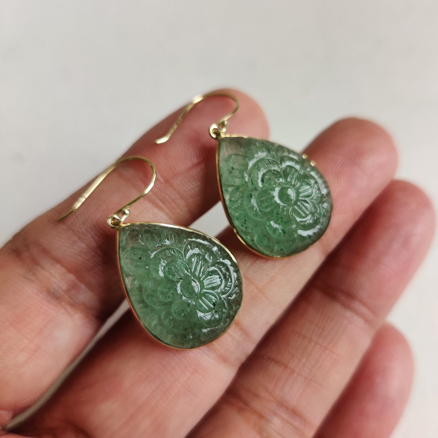 Pendientes tallados de aventurina verde en oro de 14 quilates, pendientes de cuarzo fresa, pendientes de oro amarillo macizo de 14 quilates, piedra natal de mayo, pendientes tallados,