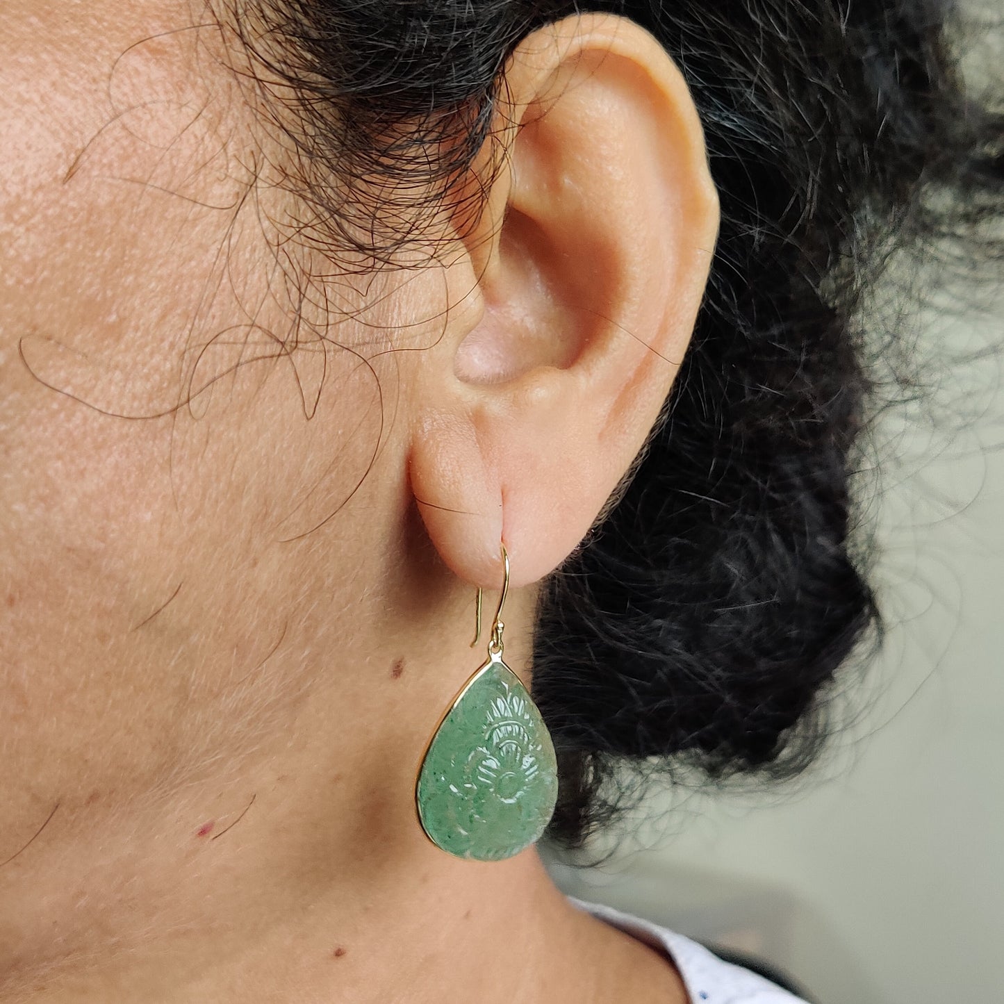 Pendientes tallados de aventurina verde en oro de 14 quilates, pendientes de cuarzo fresa, pendientes de oro amarillo macizo de 14 quilates, piedra natal de mayo, pendientes tallados,