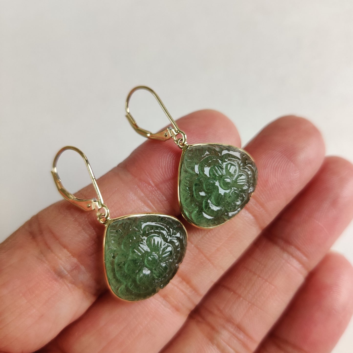 Pendientes tallados de aventurina verde en oro de 14 quilates, pendientes de cuarzo fresa, pendientes de oro amarillo macizo de 14 quilates, piedra natal de mayo, pendientes tallados,