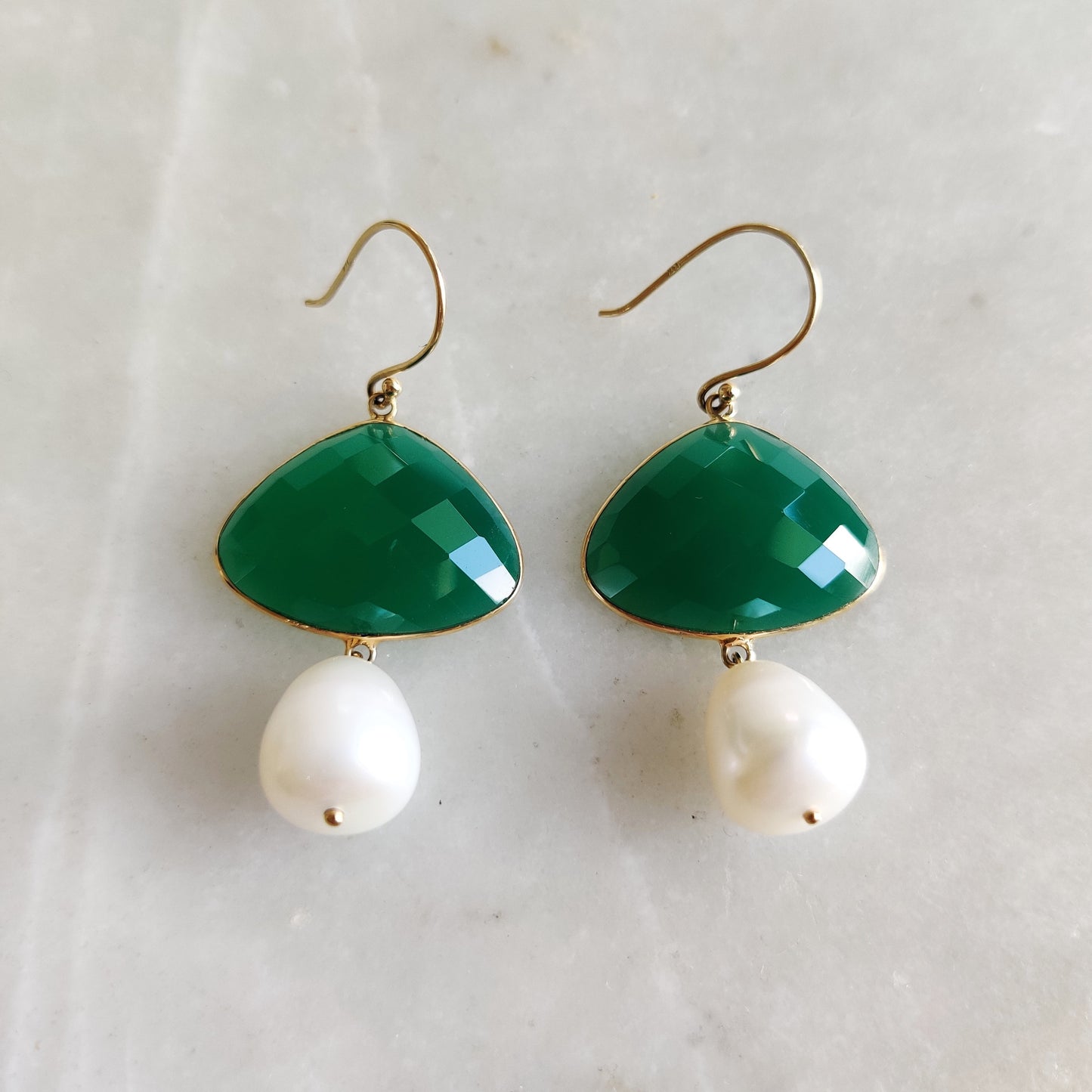 Pendientes de oro de 14 quilates con ónix verde y perla, pendientes colgantes de ónix natural y perla, pendientes de oro amarillo macizo de 14 quilates, piedra natal de mayo, regalo de Navidad