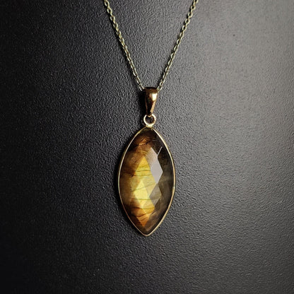 Natural Labradorite Pendant, 14K Solid Gold Labradorite Pendant, Solid Gold Bezel Pendant, November Birthstone, Christmas Gift