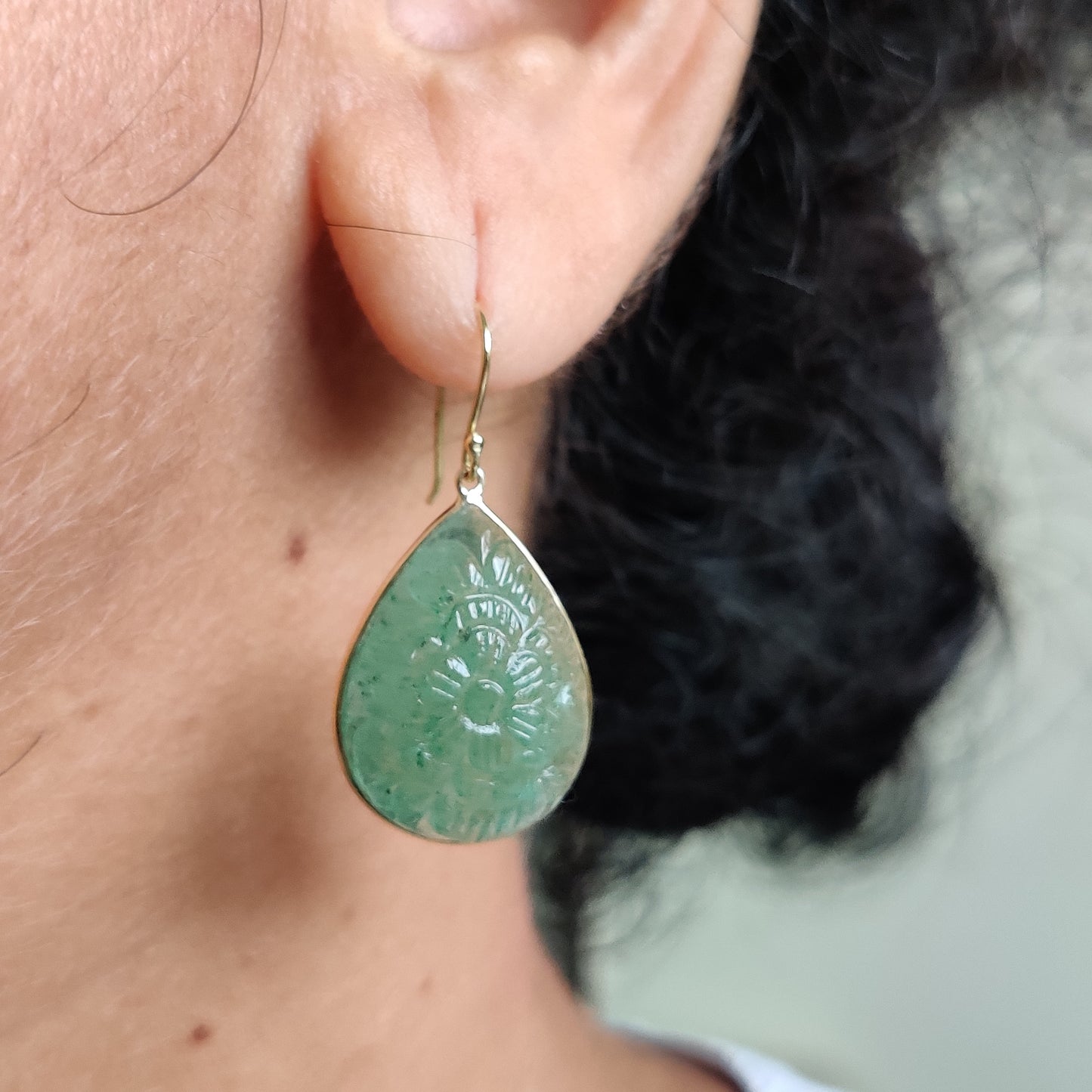 Pendientes tallados de aventurina verde en oro de 14 quilates, pendientes de cuarzo fresa, pendientes de oro amarillo macizo de 14 quilates, piedra natal de mayo, pendientes tallados,