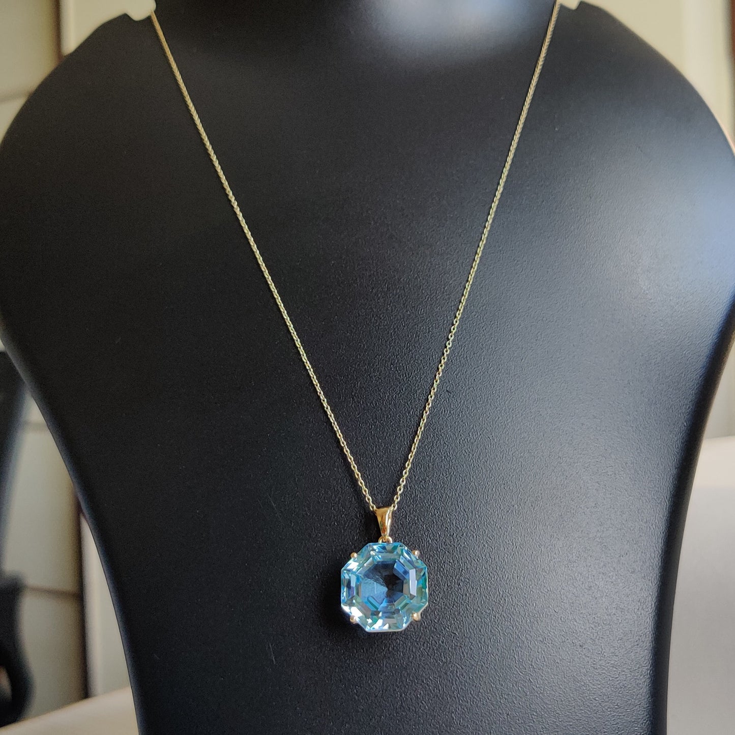 Colgante de topacio azul cielo natural, colgante de topacio azul de oro amarillo macizo de 14 quilates, colgante de punta, piedra natal de diciembre, colgante hexagonal, regalo de cumpleaños