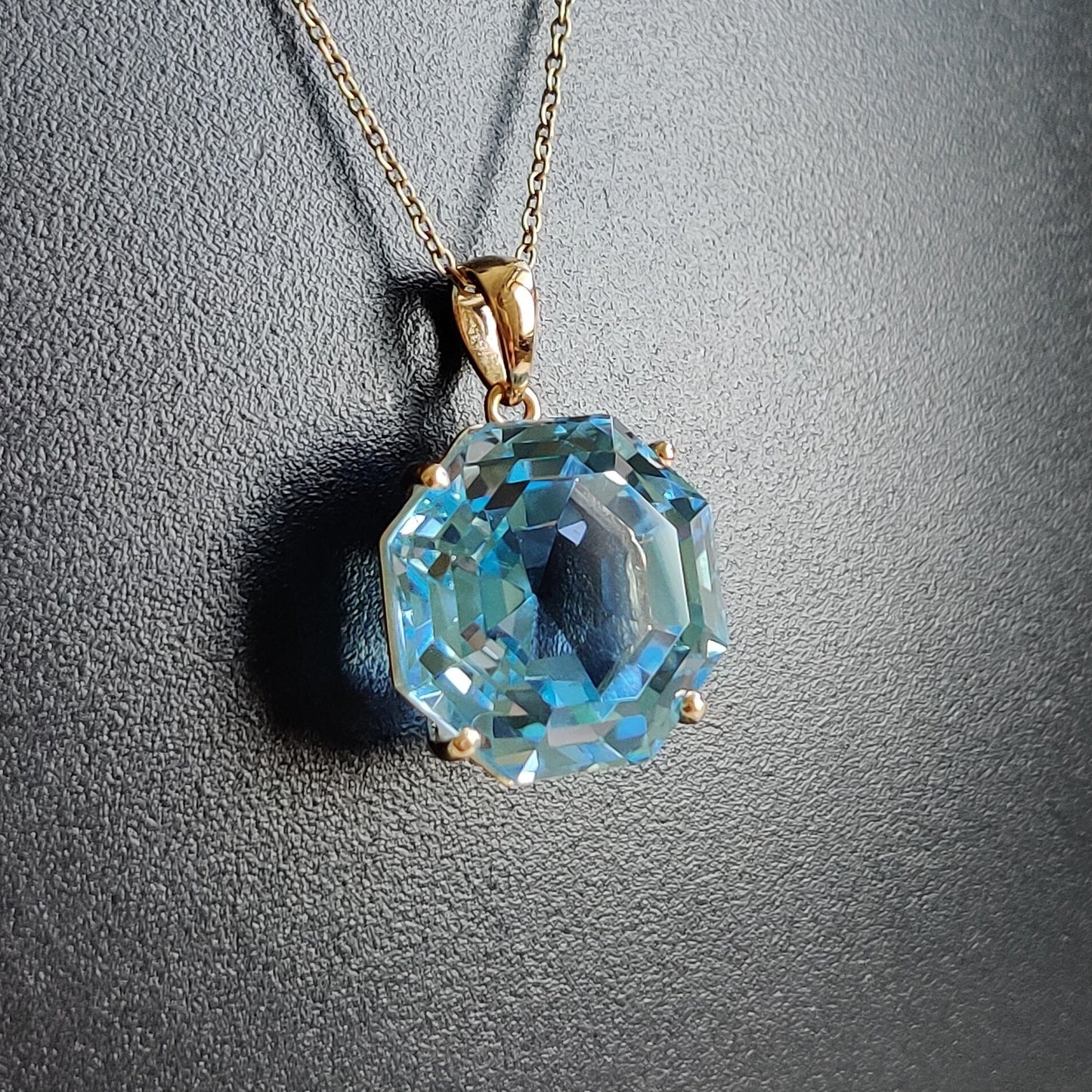 Colgante de topacio azul cielo natural, colgante de topacio azul de oro amarillo macizo de 14 quilates, colgante de punta, piedra natal de diciembre, colgante hexagonal, regalo de cumpleaños