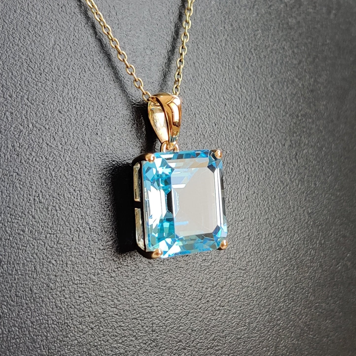 Colgante de topacio azul suizo natural, colgante de topacio azul suizo de oro macizo de 14 quilates, colgante octagonal de topacio azul, piedra natal de diciembre, regalo de Navidad