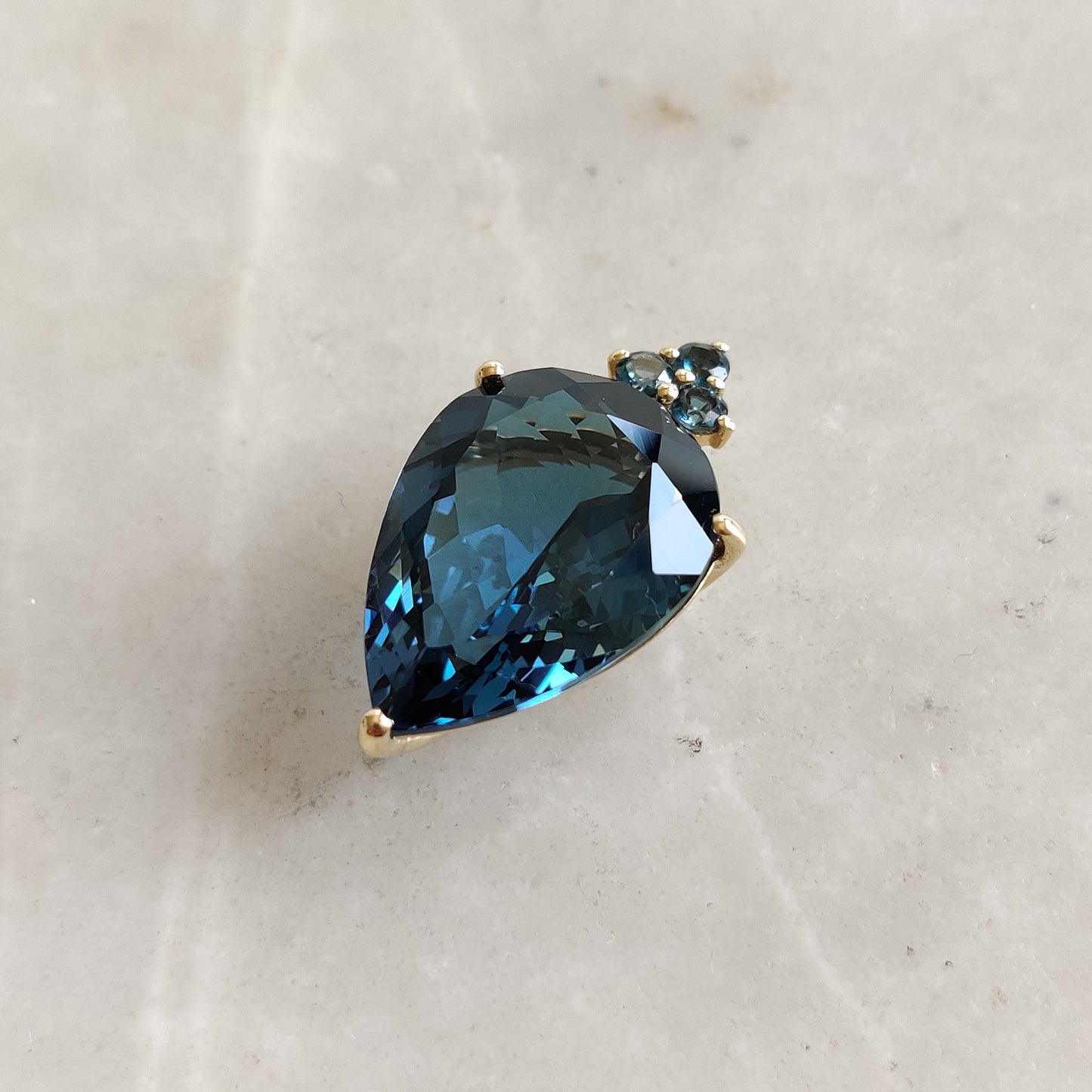 Colgante de topacio azul de Londres natural, colgante de topacio azul de oro amarillo macizo de 14 quilates, piedra natal de diciembre, joyería de topacio, regalo de Navidad