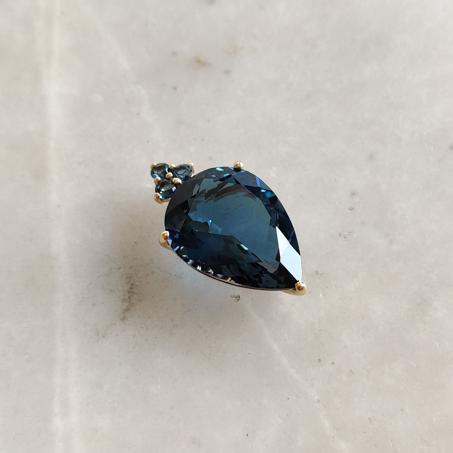 Colgante de topacio azul de Londres natural, colgante de topacio azul de oro amarillo macizo de 14 quilates, piedra natal de diciembre, joyería de topacio, regalo de Navidad