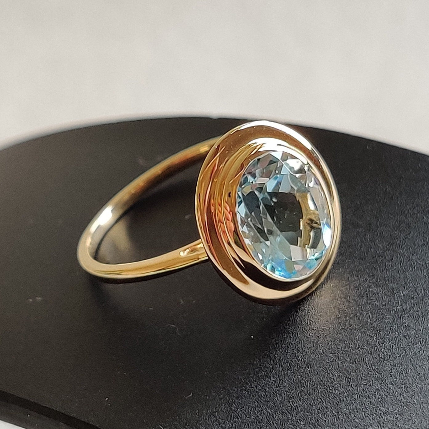 Anillo de topacio azul cielo natural, anillo de oro amarillo macizo de 14 quilates, anillo con piedra natal de diciembre, joyería de topacio azul, anillo ovalado, anillo con bisel, regalo de Navidad