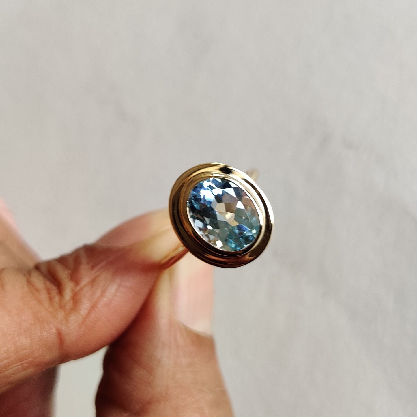 Anillo de topacio azul cielo natural, anillo de oro amarillo macizo de 14 quilates, anillo con piedra natal de diciembre, joyería de topacio azul, anillo ovalado, anillo con bisel, regalo de Navidad