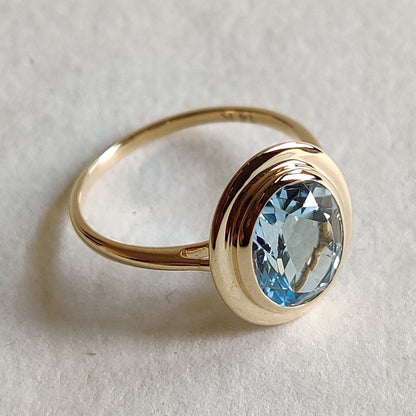 Anillo de topacio azul cielo natural, anillo de oro amarillo macizo de 14 quilates, anillo con piedra natal de diciembre, joyería de topacio azul, anillo ovalado, anillo con bisel, regalo de Navidad