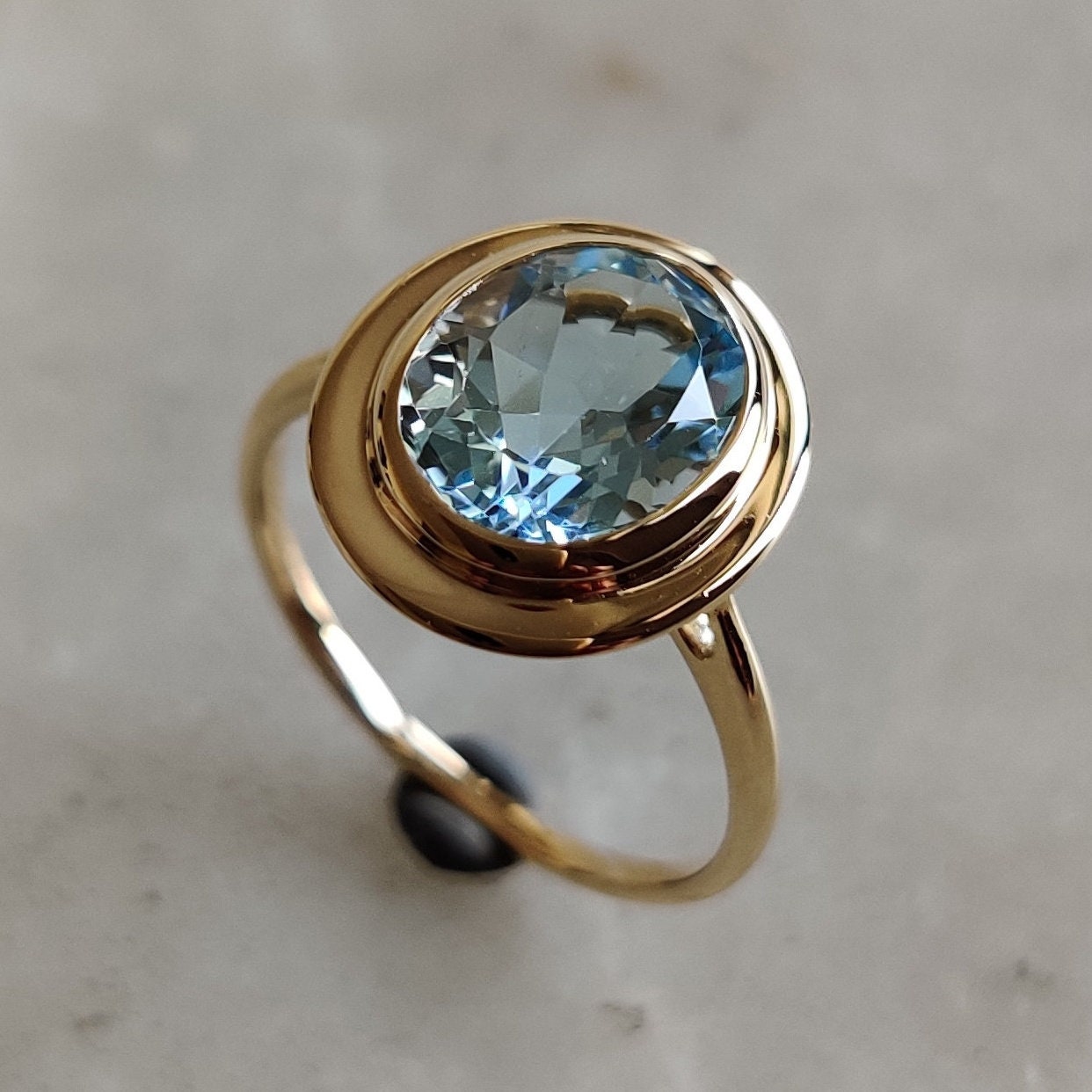 Anillo de topacio azul cielo natural, anillo de oro amarillo macizo de 14 quilates, anillo con piedra natal de diciembre, joyería de topacio azul, anillo ovalado, anillo con bisel, regalo de Navidad