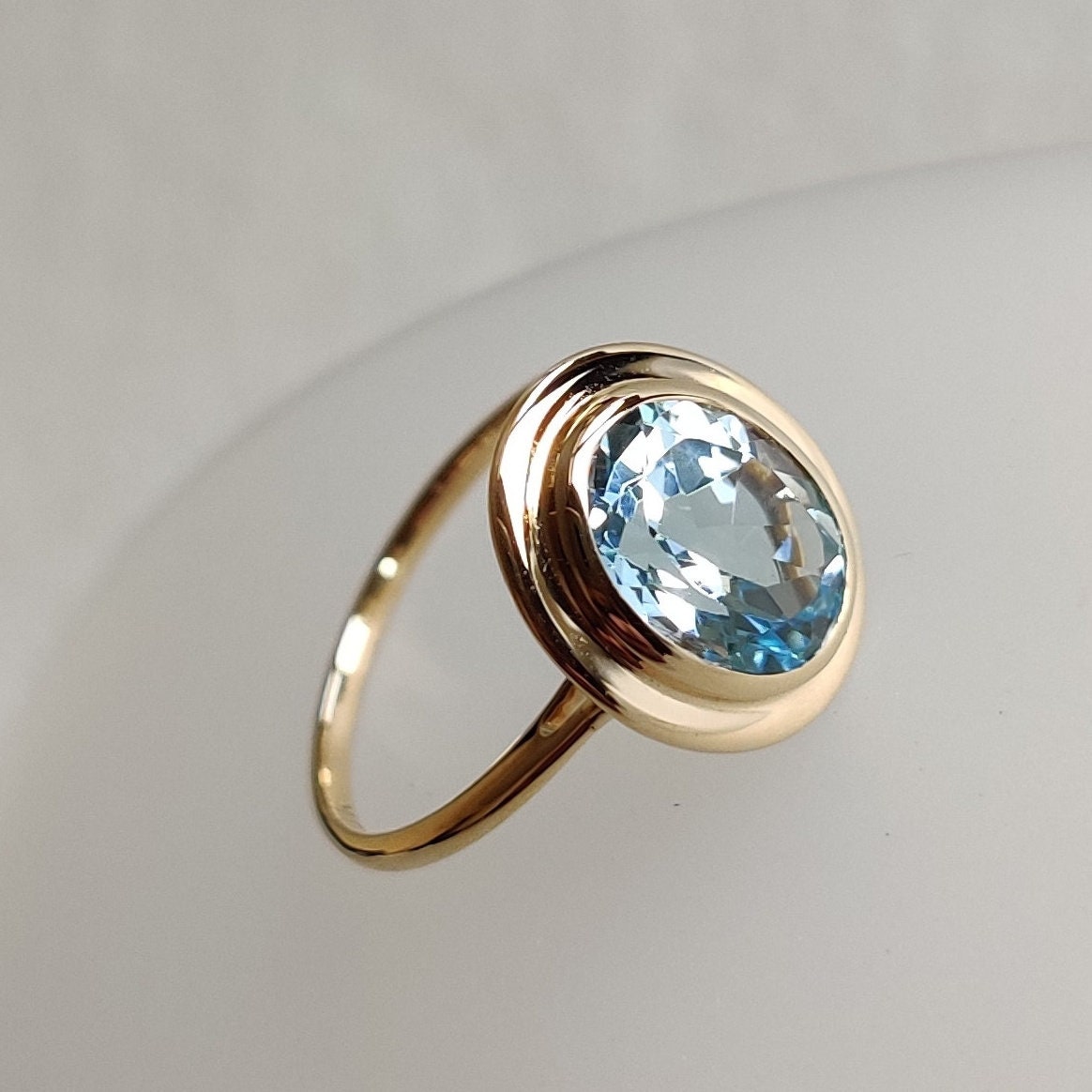 Anillo de topacio azul cielo natural, anillo de oro amarillo macizo de 14 quilates, anillo con piedra natal de diciembre, joyería de topacio azul, anillo ovalado, anillo con bisel, regalo de Navidad