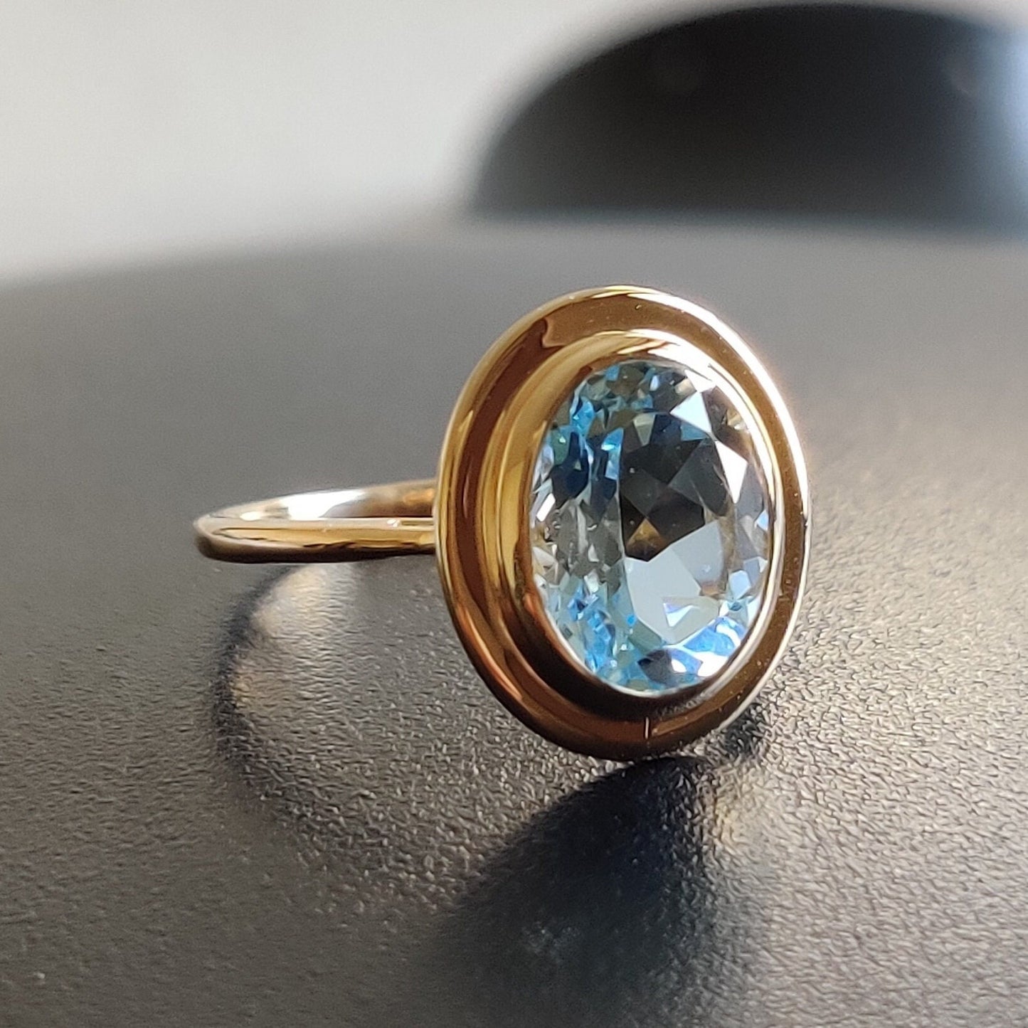 Anillo de topacio azul cielo natural, anillo de oro amarillo macizo de 14 quilates, anillo con piedra natal de diciembre, joyería de topacio azul, anillo ovalado, anillo con bisel, regalo de Navidad