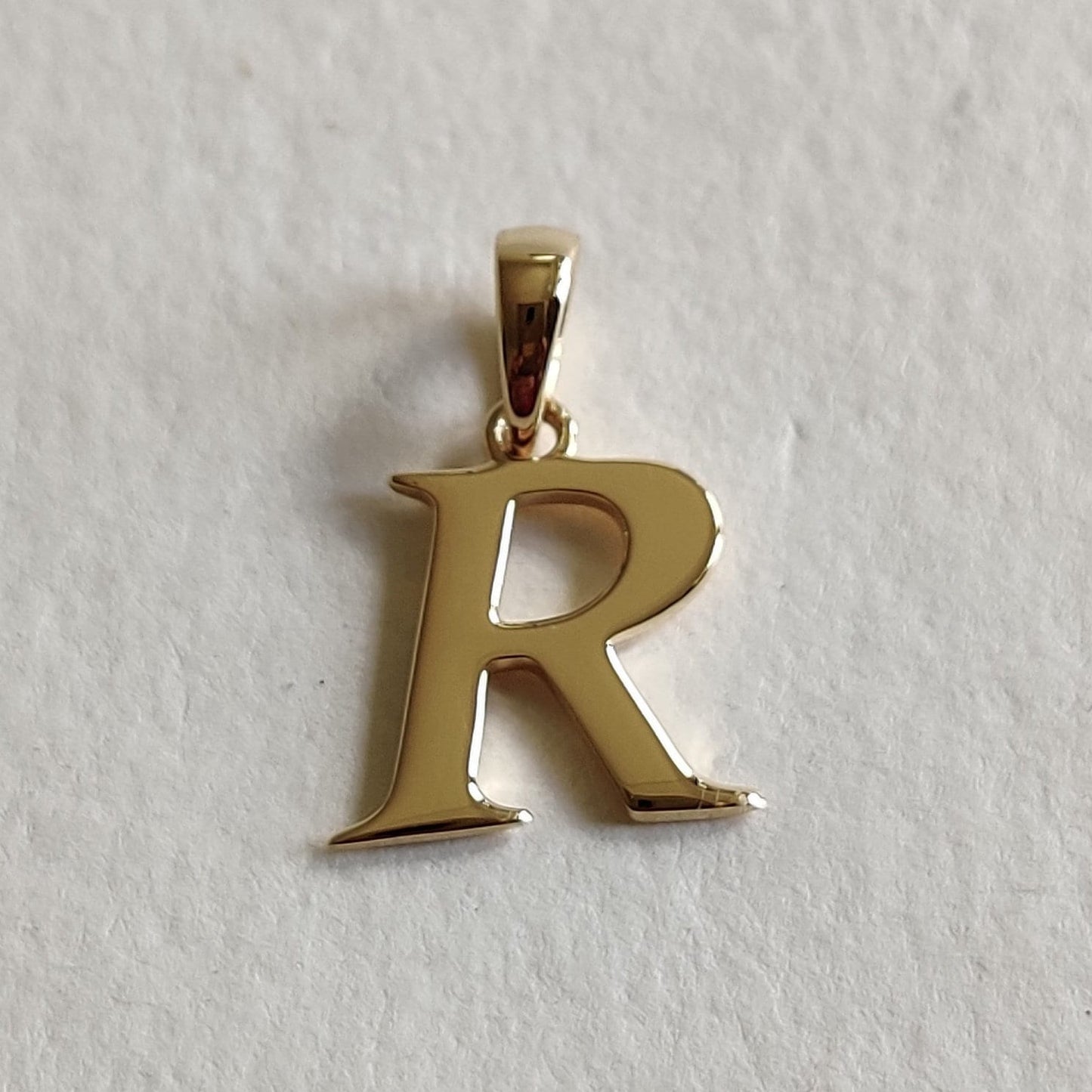 Colgante con inicial R en oro de 14 quilates, colgante con dije de inicial R en oro amarillo macizo, colgante con dije de oro, colgante con letra R, regalo de cumpleaños, colgante con letra