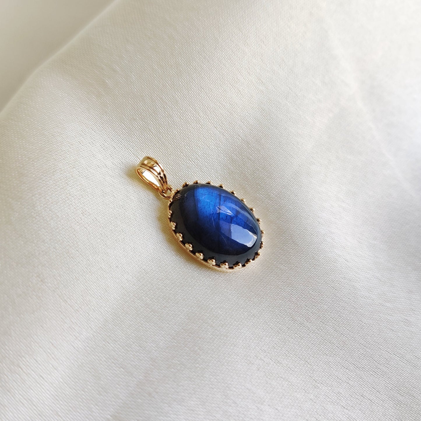 Natural Labradorite Pendant, 14K Solid Yellow Gold Blue Labradorite Pendant, August Birthstone Pendant, Crown Bezel Pendant, Oval Pendant