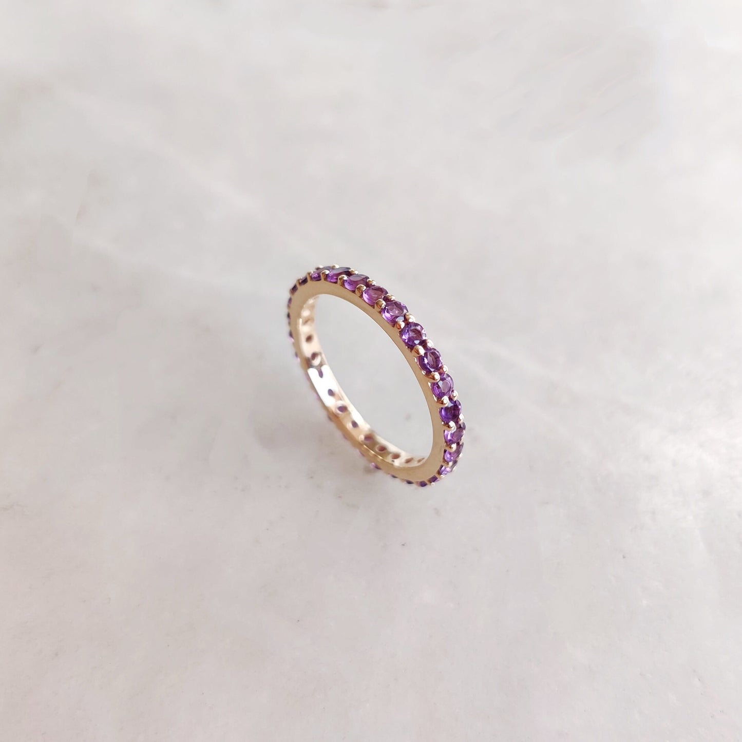 Anillo de eternidad de amatista violeta natural, banda infinita de oro amarillo macizo de 14 quilates, anillo con piedra natal de febrero, banda infinita, anillo de amatista delicado