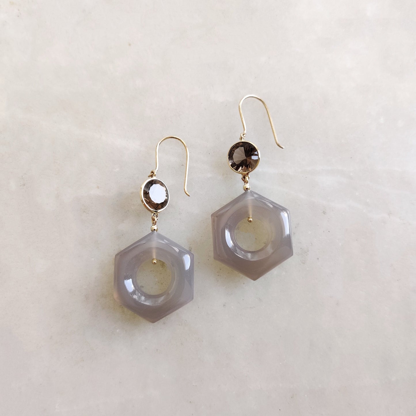 Pendientes de cuarzo ahumado natural y ónix gris, pendientes de oro amarillo macizo de 14 quilates, piedra natal de abril, joyas de cuarzo ahumado, pendientes hexagonales llamativos