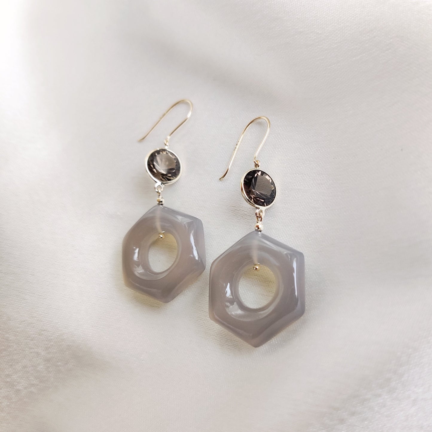 Pendientes de cuarzo ahumado natural y ónix gris, pendientes de oro amarillo macizo de 14 quilates, piedra natal de abril, joyas de cuarzo ahumado, pendientes hexagonales llamativos