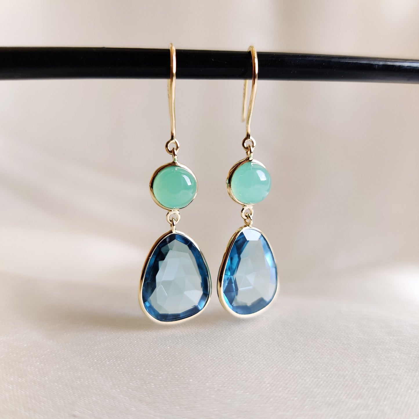 Pendientes de topacio azul cielo en oro de 14 quilates, pendientes de topacio azul cielo natural con crisoprasa, pendientes de oro amarillo macizo de 14 quilates, piedra natal de diciembre