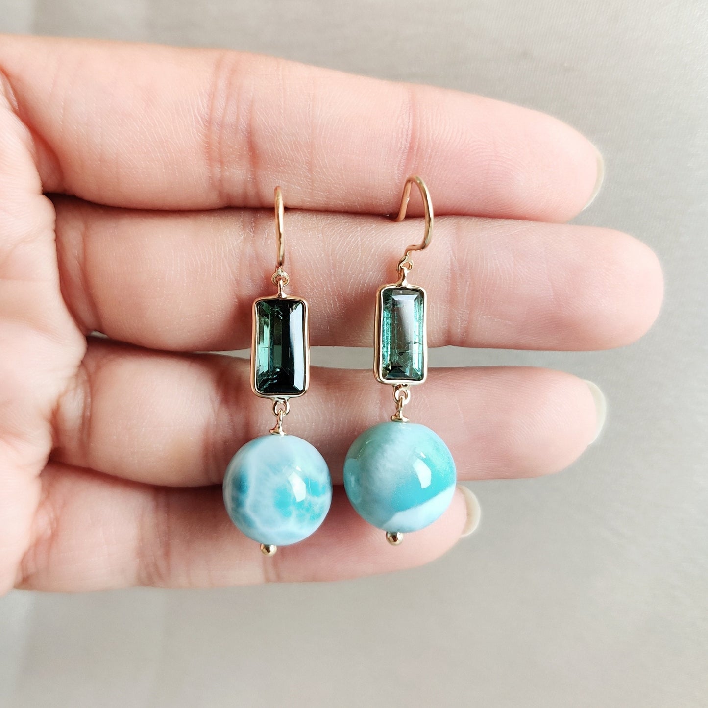 Pendientes de turmalina natural y larimar, pendientes de oro macizo de 14 quilates, piedra natal de octubre, gotas de turmalina verde, regalo de Navidad, joyas de larimar