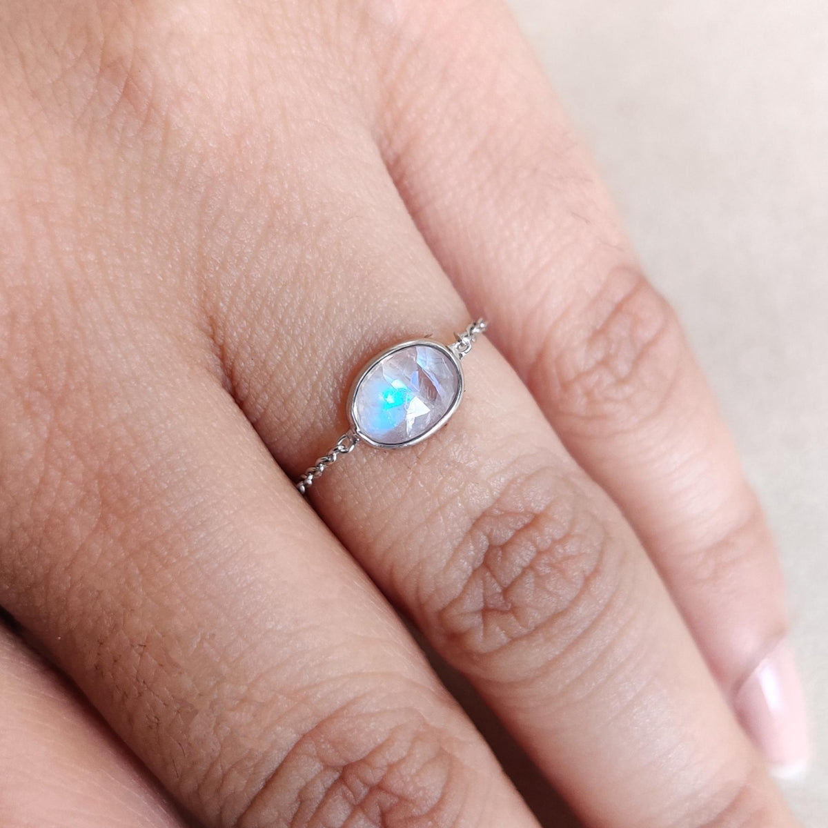 Natural Oval Cut Rainbow Moonstone Chain Ring, 14K Solid White Gold Ring, June Birthstone Ring, Christmas Present, Natural Moonstone Jewelry